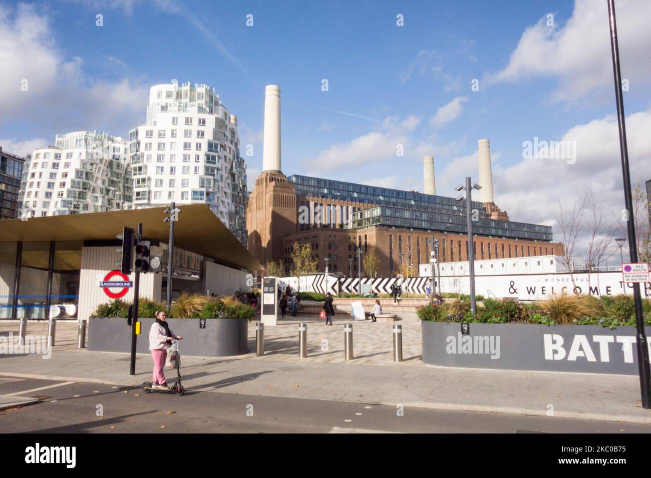 Battersea Power Station and Underground Station, Nine Elms, Vauxhall, Londres, Angleterre, ROYAUME-UNI Banque D'Images