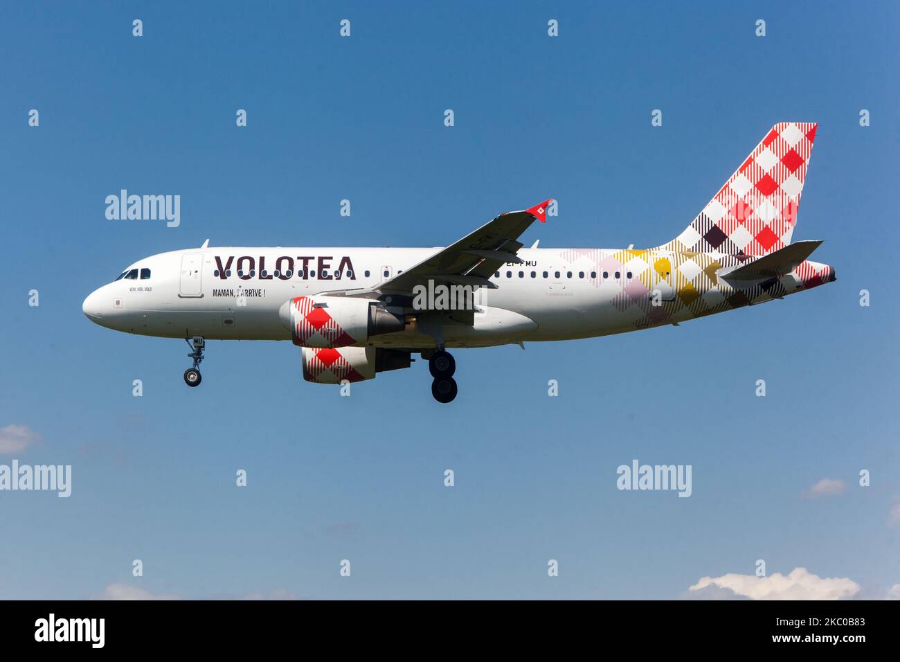 Airbus A319 Volotea approche pour atterrir Volotea Airline Airlines exploite le transporteur commercial Low-Cost No-Frills budget Aviation Company Sky Banque D'Images