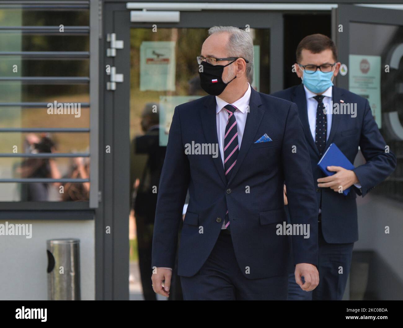 Adam Niedzielski (L), l'actuel ministre polonais de la Santé, accompagné de Lukasz Kmita (R), le voïvode de la province de Malopolska, arrive à un point de presse devant l'hôpital universitaire de Cracovie. Lundi, 21 septembre 2020, à Cracovie, en Pologne. (Photo par Artur Widak/NurPhoto) Banque D'Images