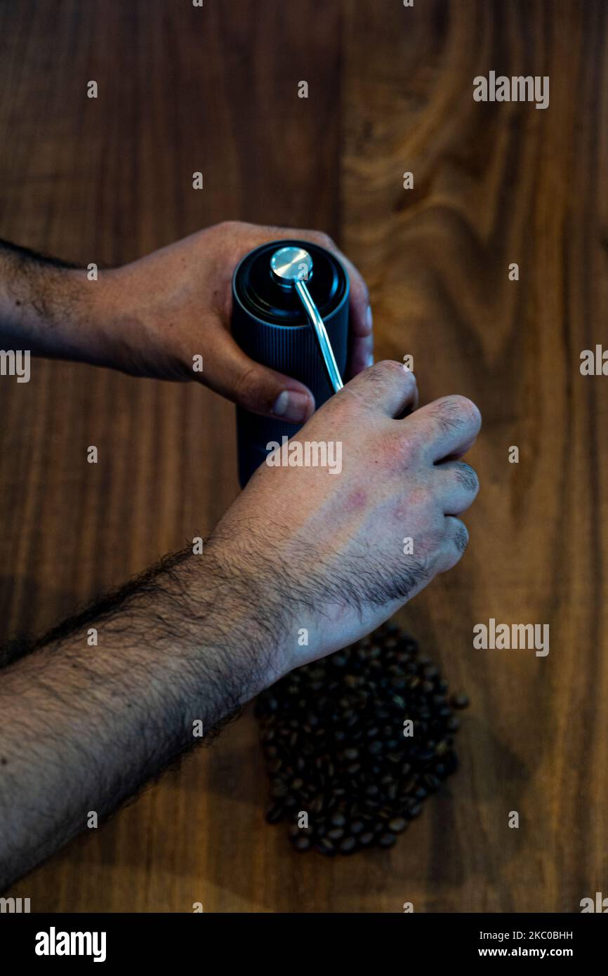 Les grains de café sur une pile de café moulu sont des gros plans. Banque D'Images