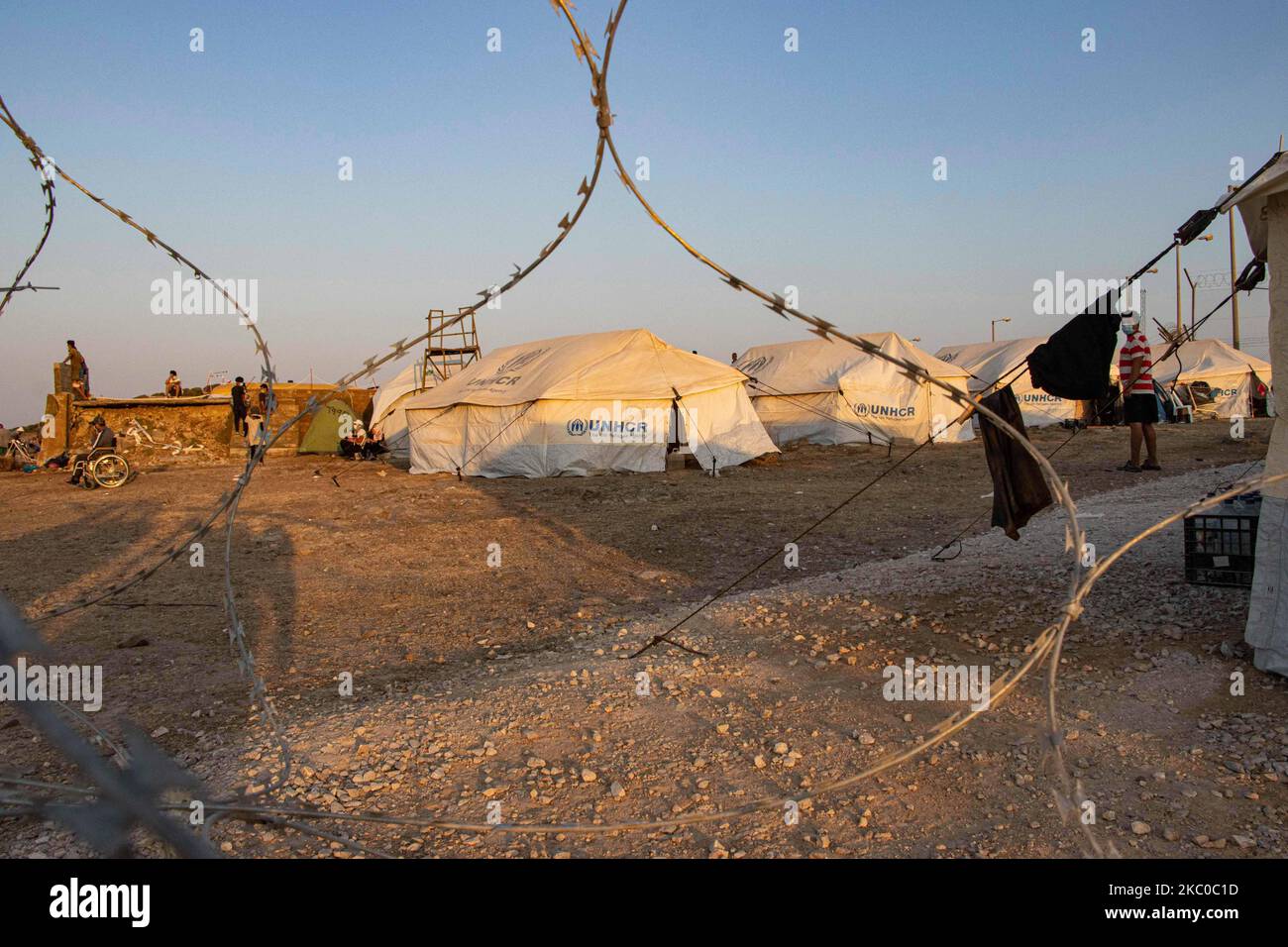 La zone de quarantaine Covid-19 avec des clôtures en barbelés pour les cas de coronavirus positifs dans le nouveau camp de réfugiés de Kara Tepe - Mavrovouni ancienne zone militaire, champ de tir de l'armée hellénique, près de la ville de Mytilène dans l'île de Lesbos en Grèce. Le nouveau camp temporaire a été créé après l'incendie de 9 septembre 2020, lorsque l'un des plus grands camps de réfugiés d'Europe, Moria (centre d'accueil et d'enregistrement), a été brûlé. Tous les résidents, les demandeurs d'asile à l'intérieur du camp ont été testés pour le virus Covid et ceux qui sont positifs vivent dans deux zones de quarantaine désignées. Jusqu'à maintenant Banque D'Images