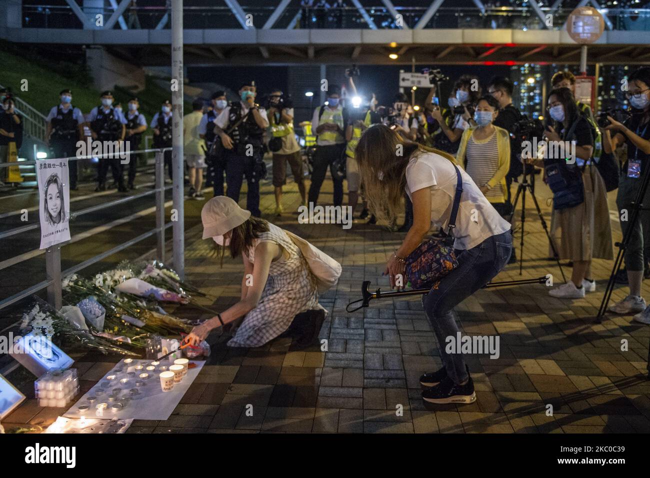 Des manifestants sont vus mettre des fleurs sur le sol lors d'une manifestation à 22 septembre 2020, à Hong Kong, en Chine. La police de Hong Kong a changé sa guiltinerie sur les représentants des médias , en reconnaissant seulement les entreprises des médias qui s'étaient enregistrées auprès du système d'information sur les médias (GNMIS) des gouvernements de Hong Kong , Et les numéros d'identification de la presse de l'Association des journalistes de Hong Kong (HKJA) et de l'Association des photographes de presse de Hong Kong (HKPPA) qui étaient précédemment reconnus par les ordres généraux de police . (Photo de Vernon Yuen/NurPhoto) Banque D'Images