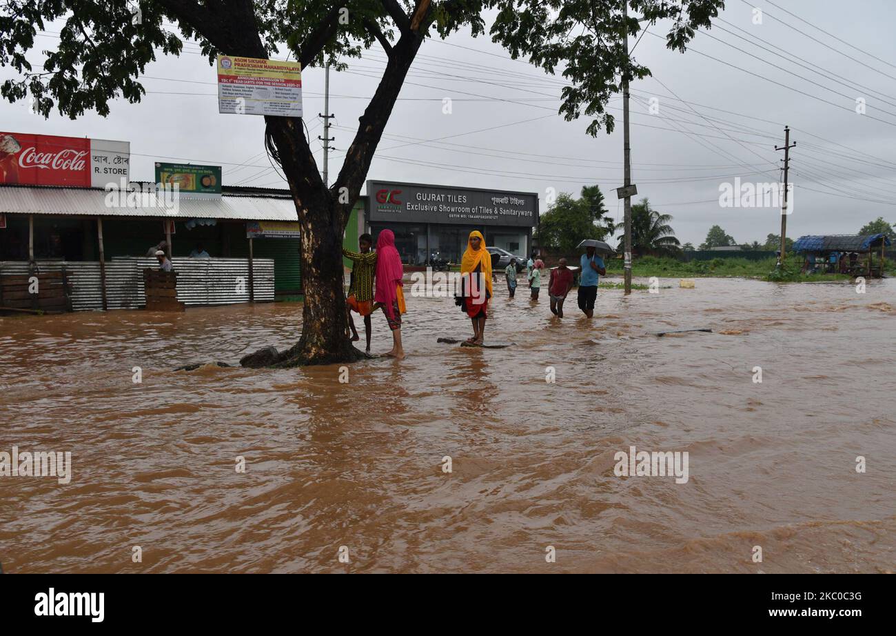 Les navetteurs se sont empatés dans une rue où l'eau a été englouti à Boragaon à Guwahati, en Inde, sur 22 septembre 2020. (Photo par Anuwar Hazarika/NurPhoto) Banque D'Images