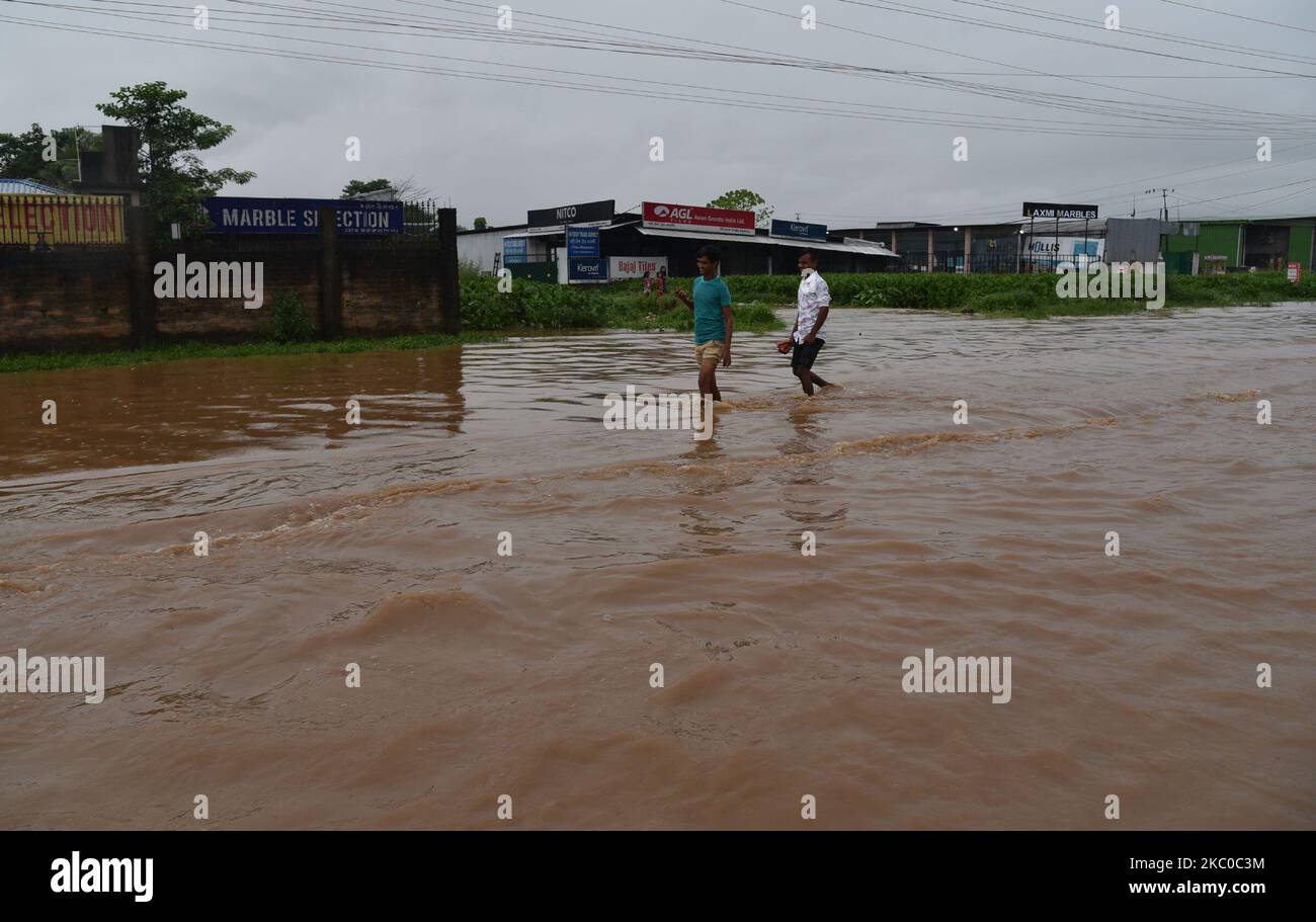 Les navetteurs se sont empatés dans une rue où l'eau a été englouti à Boragaon à Guwahati, en Inde, sur 22 septembre 2020. (Photo par Anuwar Hazarika/NurPhoto) Banque D'Images