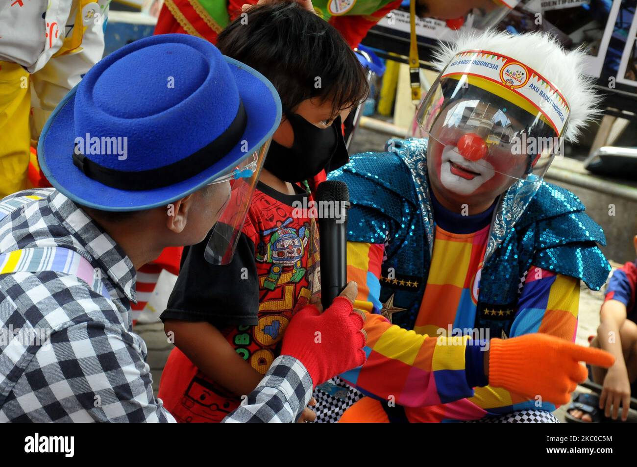 Un certain nombre de clowns qui sont membres d'Aku Badut Indonesia (ABI) divertissent les enfants des victimes d'incendie à Kalibaru, Cilincing, Jakarta, le septembre 22,2020. Les clowns ont réalisé la guérison de traumatismes comme une forme de préoccupation pour les enfants des victimes de l'incendie qui s'est produit dans les premières heures du 22 septembre 2020, en fournissant des divertissements dans le but d'oublier la tristesse post-catastrophe qui vient des avoir frappé. (Photo de Dasril Roszandi/NurPhoto) Banque D'Images