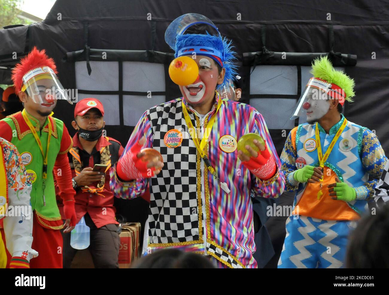 Un certain nombre de clowns qui sont membres d'Aku Badut Indonesia (ABI) divertissent les enfants des victimes d'incendie à Kalibaru, Cilincing, Jakarta, le septembre 22,2020. Les clowns ont réalisé la guérison de traumatismes comme une forme de préoccupation pour les enfants des victimes de l'incendie qui s'est produit dans les premières heures du 22 septembre 2020, en fournissant des divertissements dans le but d'oublier la tristesse post-catastrophe qui vient des avoir frappé. (Photo de Dasril Roszandi/NurPhoto) Banque D'Images