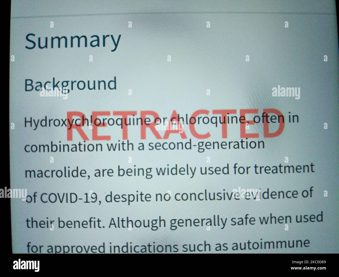 La page Web de la revue médicale The Lancet d'une étude désormais retirée sur le médicament antipaludique hydroxychloroquine comme traitement pour le COVID-19 est vu sur un téléphone portable à Manille, Philippines, le mercredi 23 septembre 2020. La revue médicale la revue The Lancet a annoncé des changements à sa politique éditoriale après avoir supprimé une étude de Surgeisphere sur les effets indésirables de l'hydroxychloroquine comme traitement pour le COVID-19 après que ses auteurs ont constaté des lacunes dans les données recueillies par la société américaine d'analyse des soins de santé. (Photo Illustration par Richard James Mendoza/NurPhoto) Banque D'Images