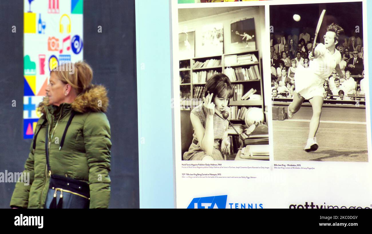 Glasgow, Écosse, Royaume-Uni 4th novembre 2022. Getty She met en avant le tennis féminin dans la ville, alors que la coupe Billie Jean King apparaît aux émirats locaux pour célébrer le tennis féminin apparu sur la rue Argyle dans le centre-ville, à la suite du bemusiement des acheteurs dans la zone commerçante en panne. Crédit Gerard Ferry/Alay Live News Banque D'Images