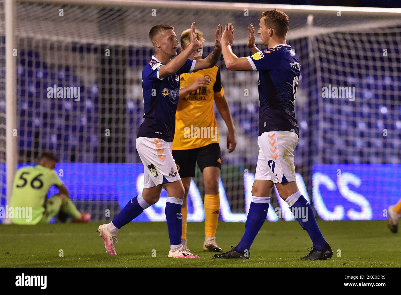 Danny Rowe d'Oldham célèbre son premier but avec Jordan Barnett lors du match du Trophée EFL entre Oldham Athletic et Wolverhampton Wanderers à Boundary Park, Oldham, Angleterre, le 22nd septembre 2020. (Photo d'Eddie Garvey/MI News/NurPhoto) Banque D'Images