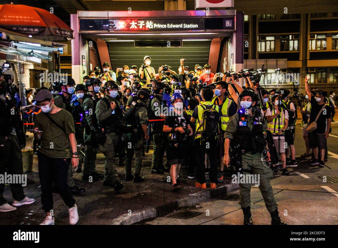 Des journalistes se sont embués de la police lors des manifestations de rue à Mongkok, Hong Kong, le 31st août 2020 (photo de Tommy Walker/NurPhoto) Banque D'Images
