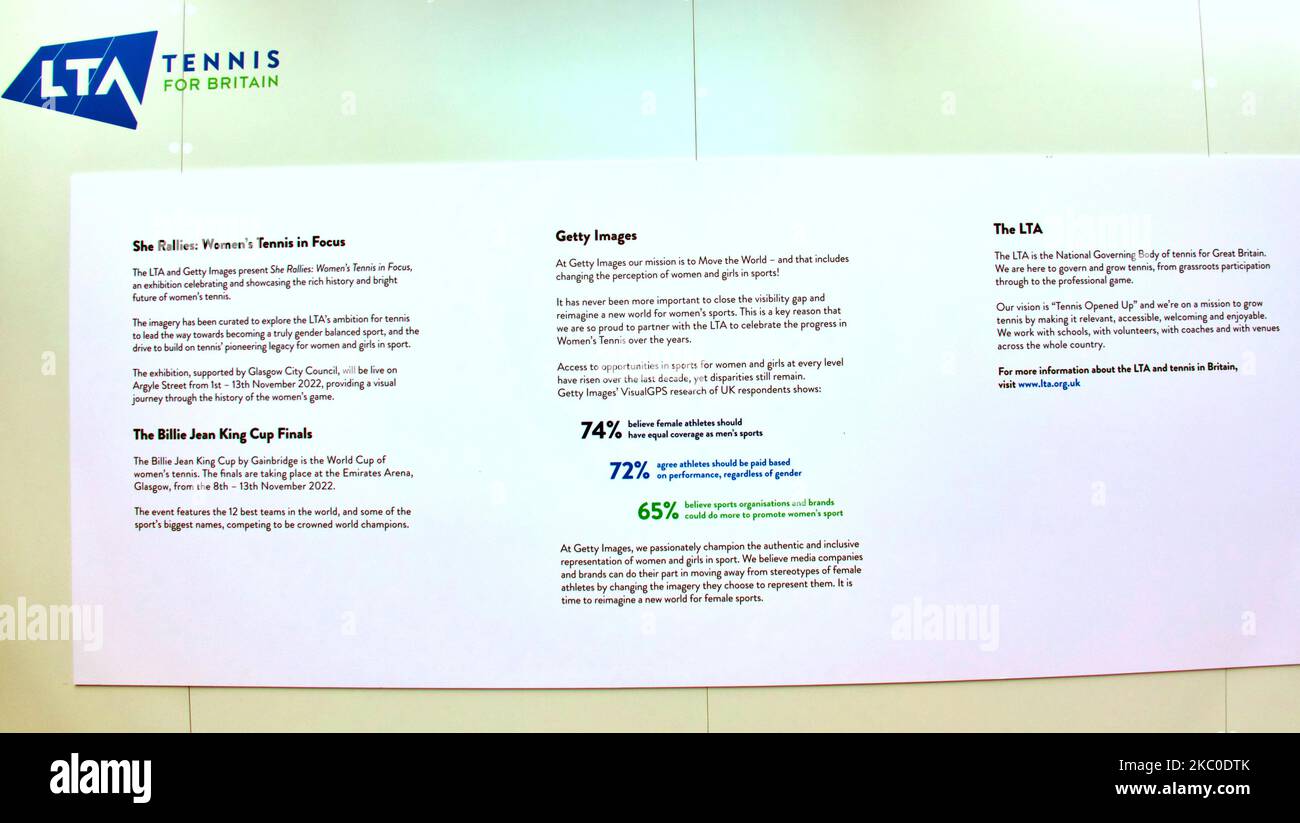 Glasgow, Écosse, Royaume-Uni 4th novembre 2022. Getty She met en avant le tennis féminin dans la ville, alors que la coupe Billie Jean King apparaît aux émirats locaux pour célébrer le tennis féminin apparu sur la rue Argyle dans le centre-ville, à la suite du bemusiement des acheteurs dans la zone commerçante en panne. Crédit Gerard Ferry/Alay Live News Banque D'Images