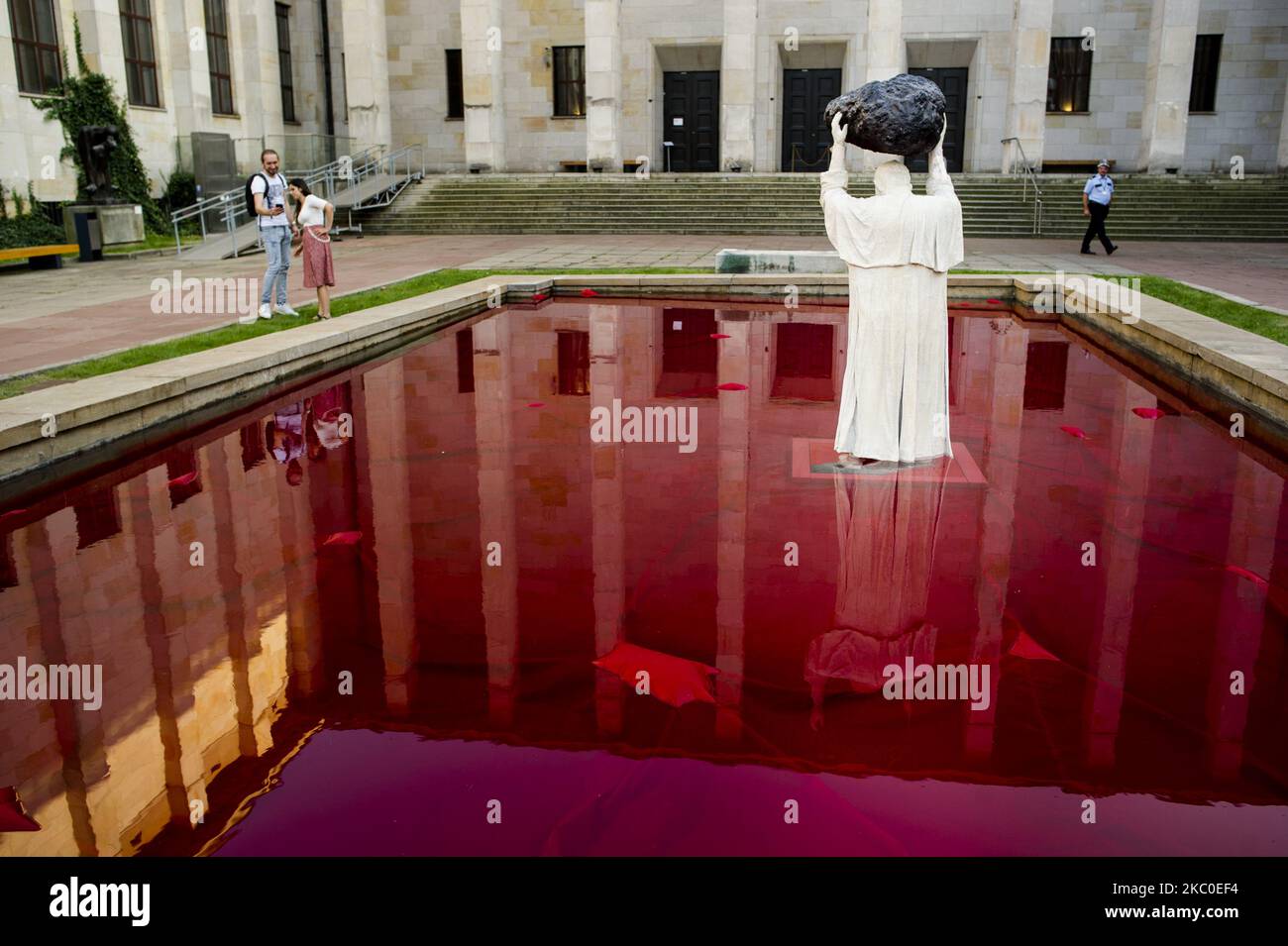 La sculpture appelée « bien empoisonné », par Jerzy Kalina, devant le Musée national de Varsovie. Une réponse polonaise à la chabture de Maurizio Cattelan 'la nona ora' (à l'occasion de l'anniversaire de sa présentation en Pologne en 20th) qui a photographié Jean-Paul II frappé d'une météorite. Varsovie, Pologne, sur 23 septembre 2020. (Photo de Piotr Lapinski/NurPhoto) Banque D'Images