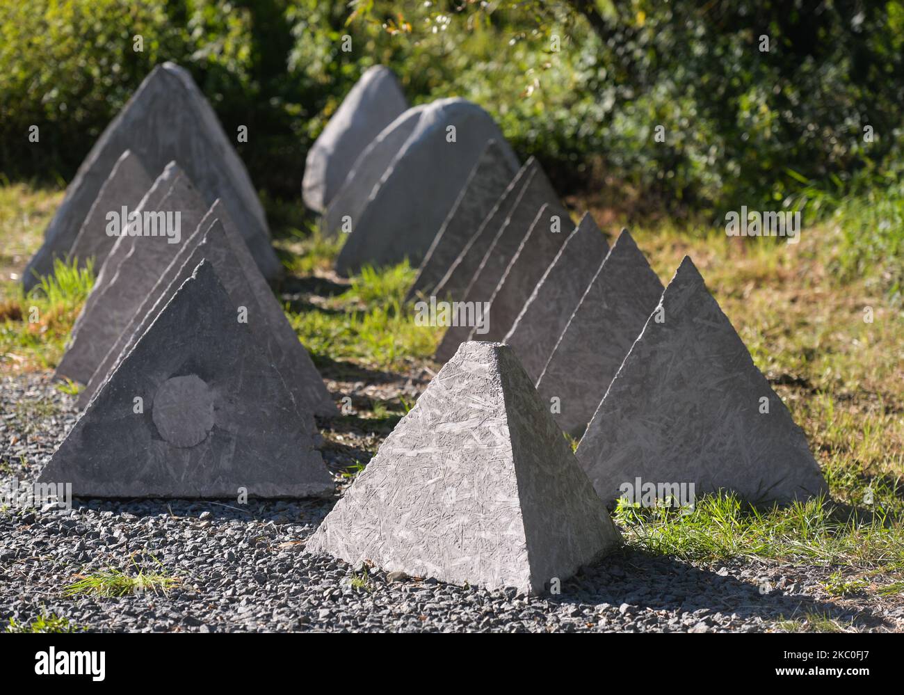 Les obstacles anti-Panzer utilisés dans la Vallée de la mort, pendant la bataille du col de Dukla. Il commémore une bataille de chars de la Seconde Guerre mondiale entre les Soviétiques et les Allemands. En septembre Oct1944. Cinq jours à Presov se sont transformés en cinquante jours à Svidnik seul, avec plus de 70 000 victimes des deux côtés. L'une des vallées du col, près des villages de Kapisova, Chyrowa, Iwla et Glojsce, devient la Vallée de la mort. Samedi, 19 septembre 2020, à Svidnik, région de Presov, Slovaquie. (Photo par Artur Widak/NurPhoto) Banque D'Images