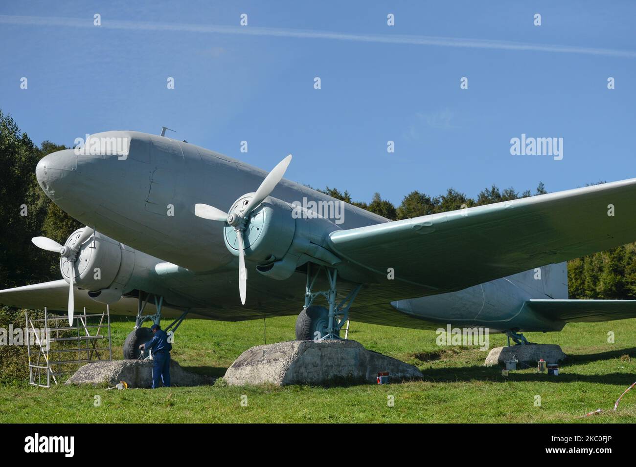 Lisunov Li-2 avion de transport soviétique en cours de rénovation, vu près de Vysny Komarnik. Samedi, 19 septembre 2020, à Svidnik, région de Presov, Slovaquie. (Photo par Artur Widak/NurPhoto) Banque D'Images