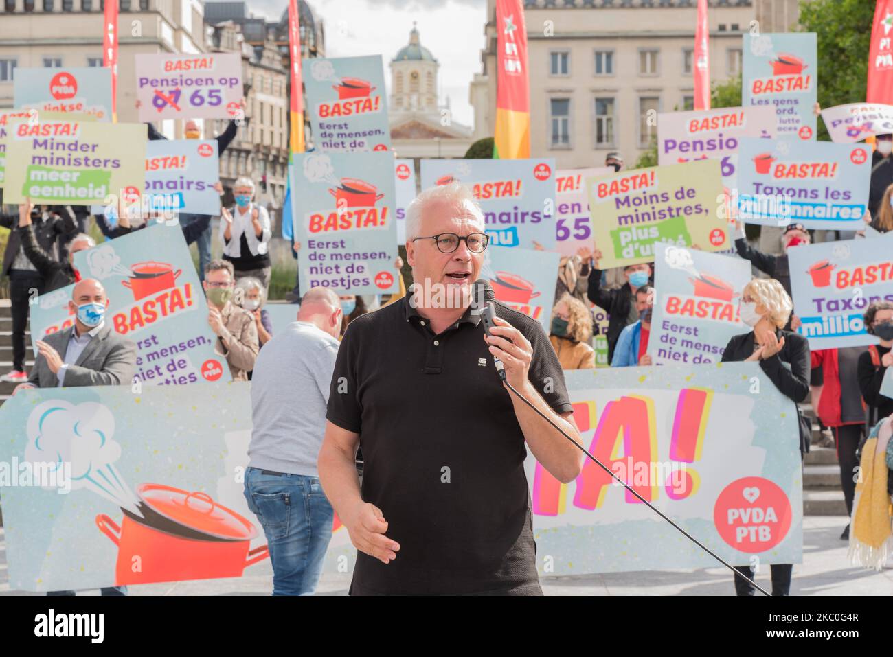 Le parti politique marxiste belge PVDA - PTB proteste à Bruxelles, Belgique, le 24 septembre 2020. Le président du parti Peter Mertens prononce un discours lors d'une protestation avec le slogan « la colère contre la classe politique est grande ». Le PVDA n'accepte pas que les politiciens traditionnels continuent de briser leurs promesses électorales. (Photo de Jonathan Raa/NurPhoto) Banque D'Images