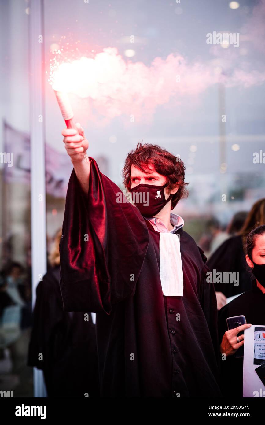 Plusieurs centaines de magistrats ont manifesté devant le Tribunal de Grande instance (TGI) de Paris, en France, sur 24 septembre 2020 contre le ministre de la Justice, Eric Dupond-Moretti. Ce rassemblement à l'appel de l'Union syndicale de la magistrature (USM) et du Syndicat de la magistrature (SM) fait suite aux récentes attaques du ministre de la Justice contre l'Ecole nationale de la magistrature (ENM) et à une enquête contre deux magistrats du parquet financier national (PNF). (Photo de Samuel Boivin/NurPhoto) Banque D'Images