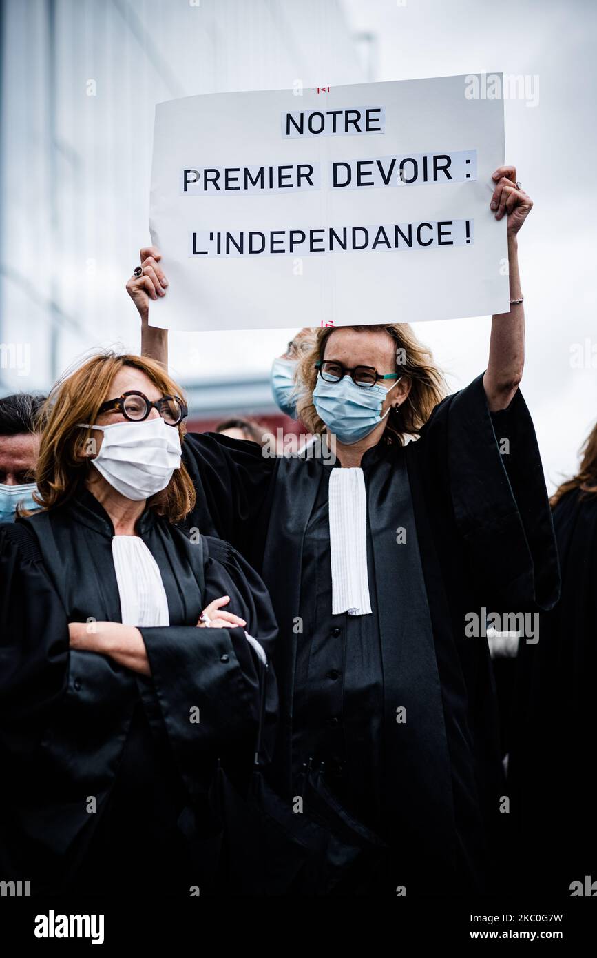 Plusieurs centaines de magistrats ont manifesté devant le Tribunal de Grande instance (TGI) de Paris, en France, sur 24 septembre 2020 contre le ministre de la Justice, Eric Dupond-Moretti. Ce rassemblement à l'appel de l'Union syndicale de la magistrature (USM) et du Syndicat de la magistrature (SM) fait suite aux récentes attaques du ministre de la Justice contre l'Ecole nationale de la magistrature (ENM) et à une enquête contre deux magistrats du parquet financier national (PNF). (Photo de Samuel Boivin/NurPhoto) Banque D'Images