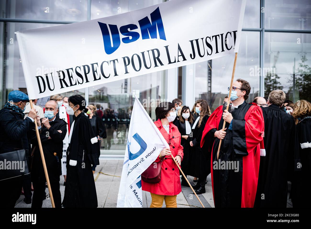 Plusieurs centaines de magistrats ont manifesté devant le Tribunal de Grande instance (TGI) de Paris, en France, sur 24 septembre 2020 contre le ministre de la Justice, Eric Dupond-Moretti. Ce rassemblement à l'appel de l'Union syndicale de la magistrature (USM) et du Syndicat de la magistrature (SM) fait suite aux récentes attaques du ministre de la Justice contre l'Ecole nationale de la magistrature (ENM) et à une enquête contre deux magistrats du parquet financier national (PNF). (Photo de Samuel Boivin/NurPhoto) Banque D'Images