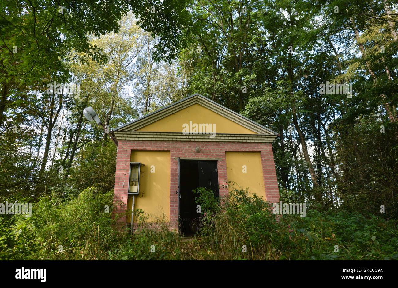 Le lieu de repos et le tombeau de Jehoszua, fils d'Arie Lejb (d. 15 mars 1814) vu à l'intérieur du cimetière juif de Dynow. Plus de 150 juifs orthodoxes du monde entier ont participé à Dynów à la célébration de Rosh Hashanah (année 5781 dans le calendrier juif). Un autre but du pèlerinage pour beaucoup, était la visite du lieu de repos de l'CWI Elimelech Spira (1783–1841), un célèbre rabbin hassidique en Pologne, et le 81st anniversaire du premier massacre de juifs par les nazis allemands. Lors de l'invasion allemande de la Pologne, en septembre 1939, des soldats Wehrmacht, Gestapo et Einsatzkommando ont été assassinés Banque D'Images