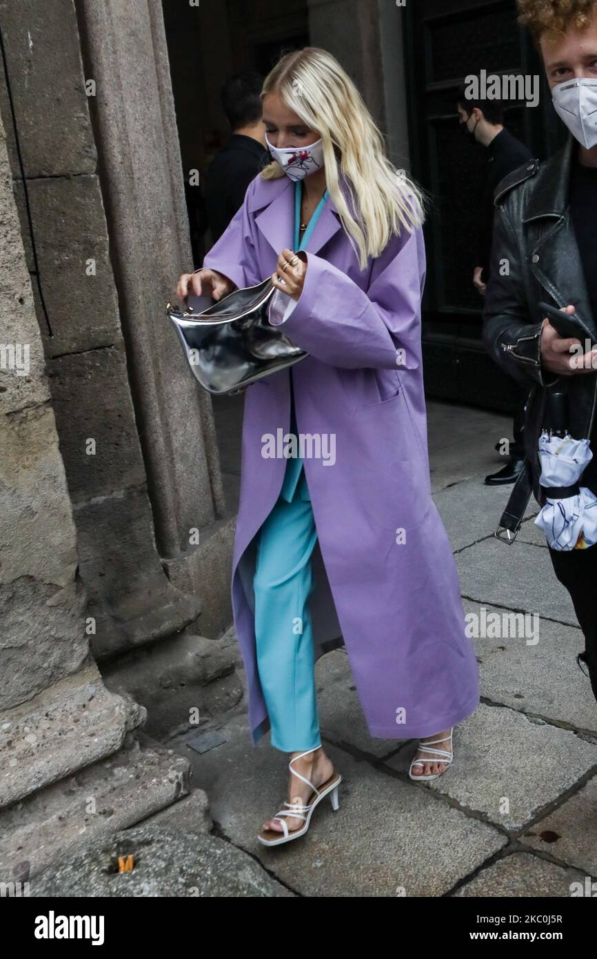 Leonie Hanne est vue à l'extérieur de Boss pendant la semaine de la mode des femmes de Milan sur 25 septembre 2020 à Milan, Italie. (Photo par Mairo Cinquetti/NurPhoto) Banque D'Images
