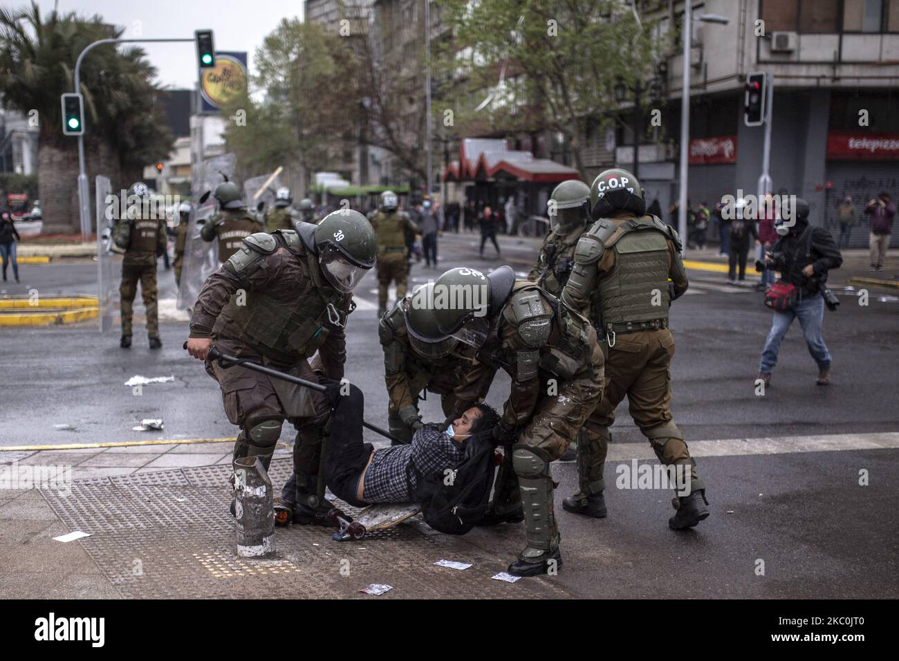 La police anti-émeute a arrêté des manifestants dans le centre-ville de Santiago, au Chili, sur 25 septembre 2020, lors de manifestations anti-gouvernementales. Les manifestants se sont rassemblés ce vendredi sur la Plaza Baquedano, rebaptisée « Plaza de la Dignidad » pour protester contre le gouvernement du président Sebastian Pinera. Cela pèse sur les restrictions sanitaires dues à Covid-19 qui empêchent les réunions de plus de 50 personnes. (Photo de Pablo Rojas Madariaga/NurPhoto) Banque D'Images