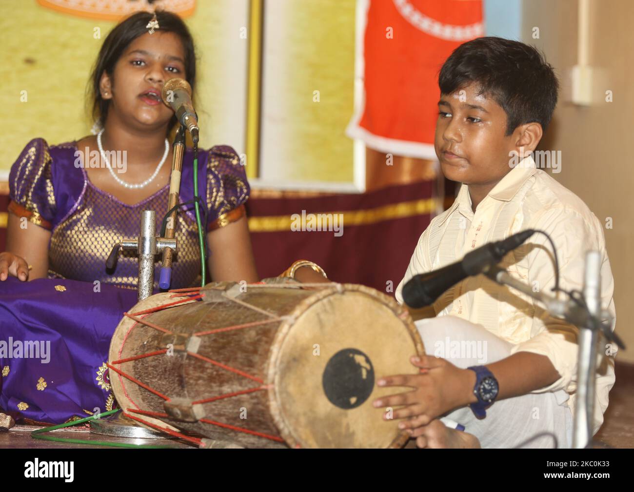 Les enfants tamouls qui étaient orphelins pendant la guerre civile font une chanson classique dans le style traditionnel de la musique carnatique lors d'un programme culturel à Jaffna, au Sri Lanka, sur 12 août 2017. Ce n'est là qu'un des nombreux rappels des profondes cicatrices provoquées pendant la guerre civile de 26 ans entre l'armée sri-lankaise et les LTTE (Tigres de libération de l'Eelam tamoul). Les Nations Unies estiment qu'environ 40 000 personnes ont été tuées pendant la guerre. (Photo de Creative Touch Imaging Ltd./NurPhoto) Banque D'Images