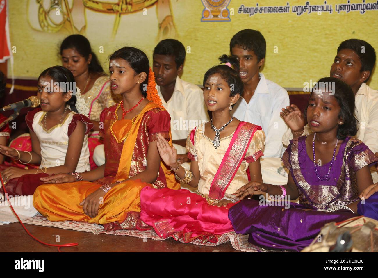 Les enfants tamouls qui étaient orphelins pendant la guerre civile font une chanson classique dans le style traditionnel de la musique carnatique lors d'un programme culturel à Jaffna, au Sri Lanka, sur 12 août 2017. Ce n'est là qu'un des nombreux rappels des profondes cicatrices provoquées pendant la guerre civile de 26 ans entre l'armée sri-lankaise et les LTTE (Tigres de libération de l'Eelam tamoul). Les Nations Unies estiment qu'environ 40 000 personnes ont été tuées pendant la guerre. (Photo de Creative Touch Imaging Ltd./NurPhoto) Banque D'Images