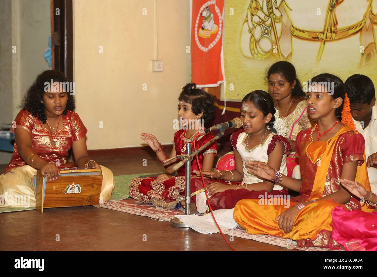 Les enfants tamouls qui étaient orphelins pendant la guerre civile font une chanson classique dans le style traditionnel de la musique carnatique lors d'un programme culturel à Jaffna, au Sri Lanka, sur 12 août 2017. Ce n'est là qu'un des nombreux rappels des profondes cicatrices provoquées pendant la guerre civile de 26 ans entre l'armée sri-lankaise et les LTTE (Tigres de libération de l'Eelam tamoul). Les Nations Unies estiment qu'environ 40 000 personnes ont été tuées pendant la guerre. (Photo de Creative Touch Imaging Ltd./NurPhoto) Banque D'Images