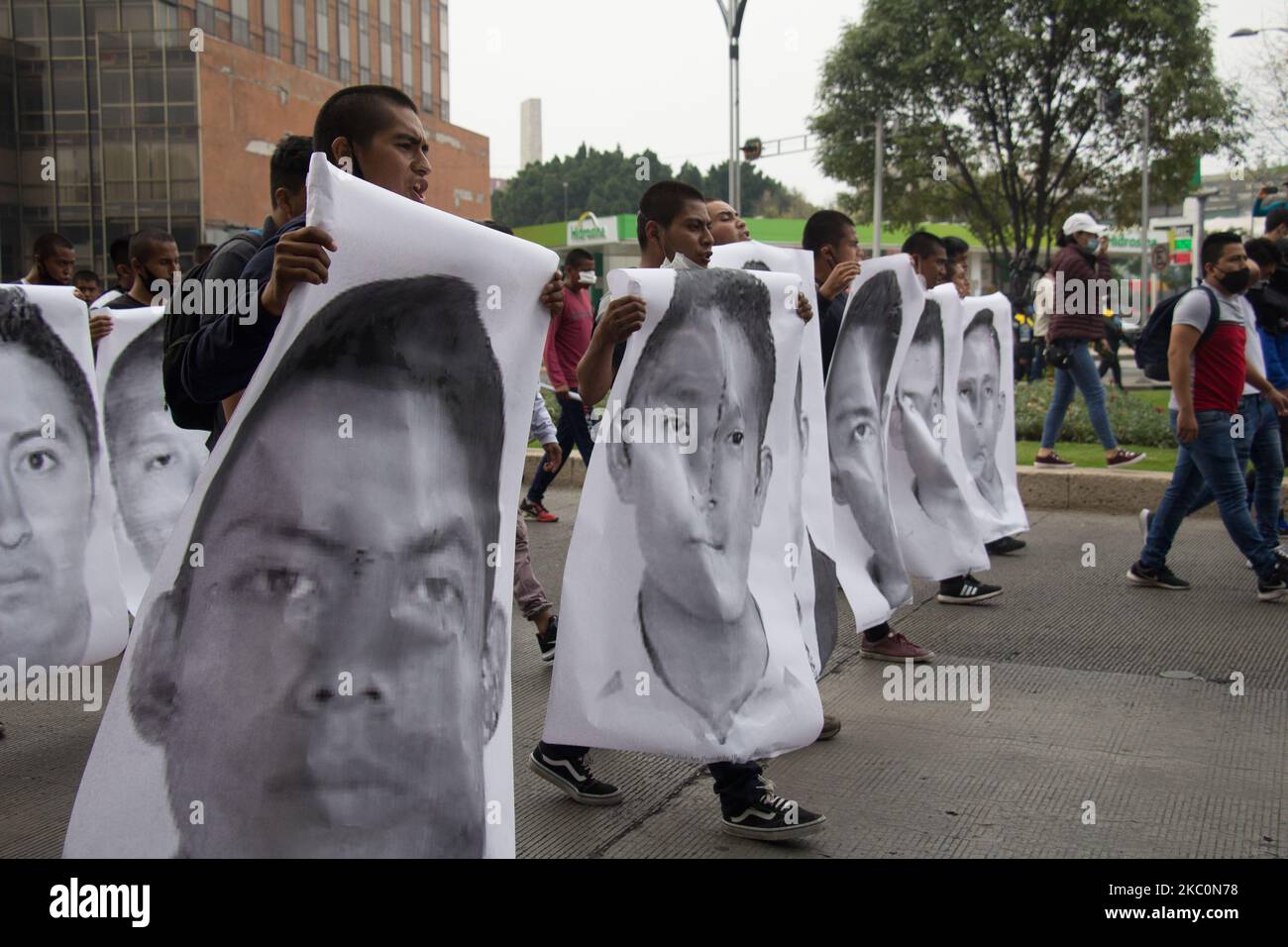 À l'anniversaire de leur disparition forcée en 6th, les mères, les pères et les camarades de classe des 43 étudiants d'Ayotzinapa ont convoqué une manifestation à Mexico, au Mexique, sur 26 septembre 2020. (Photo par Martin Gorostiola/NurPhoto) Banque D'Images