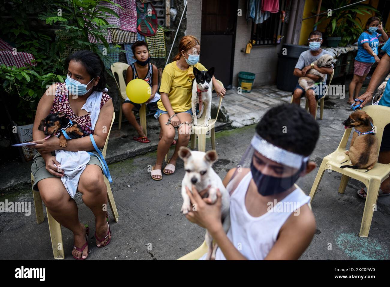 Les personnes qui portent leurs animaux font la queue pour avoir accès gratuitement au vaccin contre la rage et au vermifuges à l'occasion de la Journée mondiale de la rage à 28 septembre 2020, à Manille, aux Philippines.(photo de Lisa Marie David/NurPhoto) Banque D'Images
