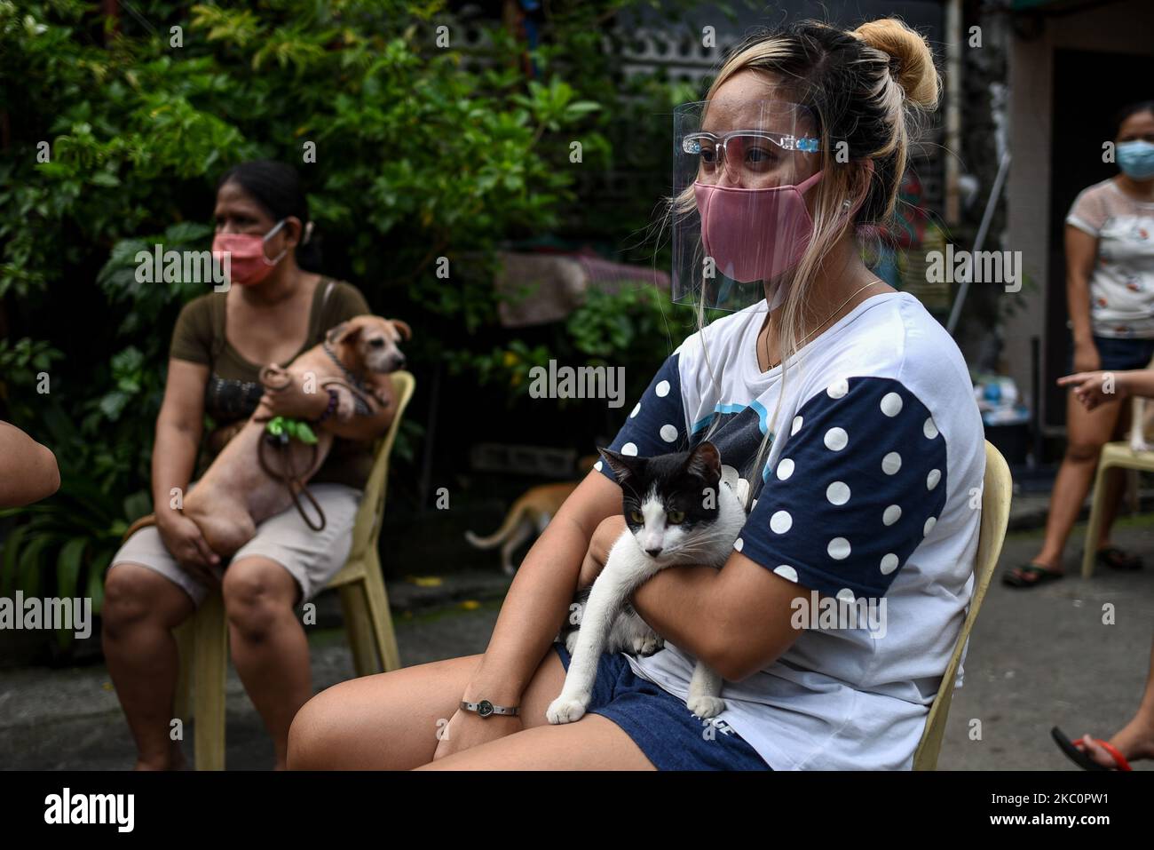 Les personnes qui portent leurs animaux font la queue pour avoir accès gratuitement au vaccin contre la rage et au vermifuges à l'occasion de la Journée mondiale de la rage à 28 septembre 2020, à Manille, aux Philippines.(photo de Lisa Marie David/NurPhoto) Banque D'Images