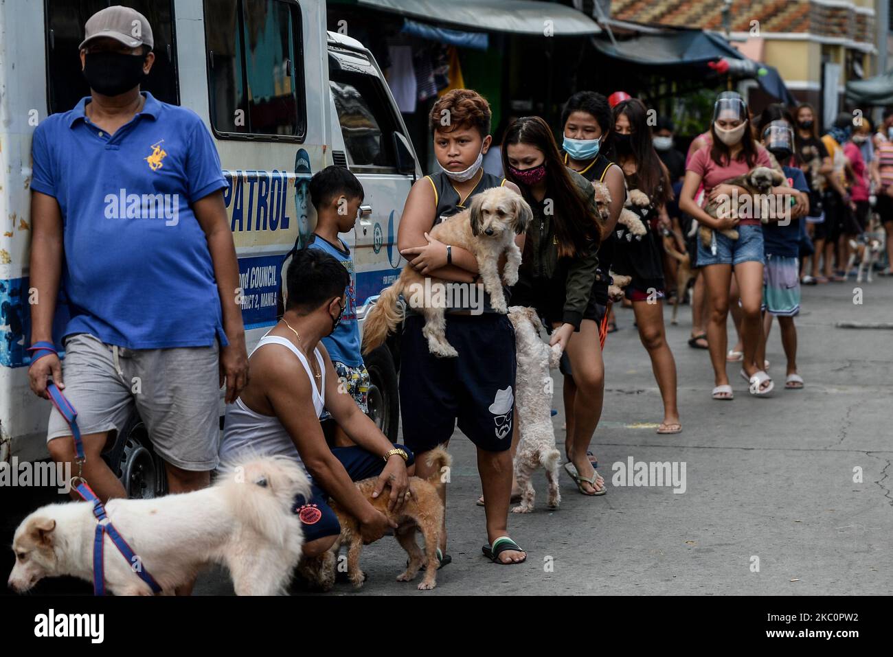 Les personnes qui portent leurs animaux font la queue pour avoir accès gratuitement au vaccin contre la rage et au vermifuges à l'occasion de la Journée mondiale de la rage à 28 septembre 2020, à Manille, aux Philippines.(photo de Lisa Marie David/NurPhoto) Banque D'Images