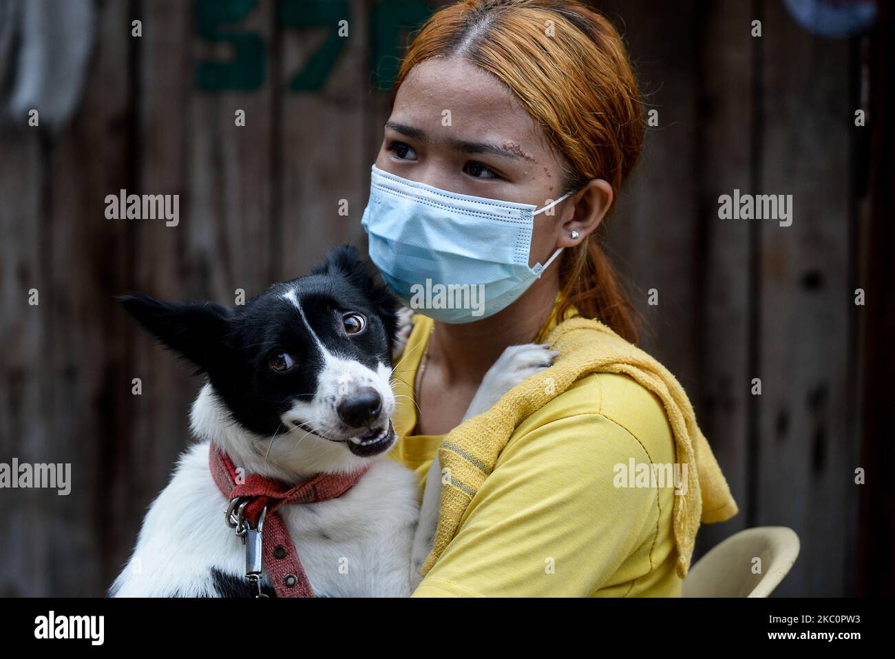 Une femme qui porte son chien fait la queue pour avoir accès gratuitement au vaccin contre la rage et au vermifuges à l'occasion de la Journée mondiale de la rage à 28 septembre 2020, à Manille, aux Philippines.(photo de Lisa Marie David/NurPhoto) Banque D'Images