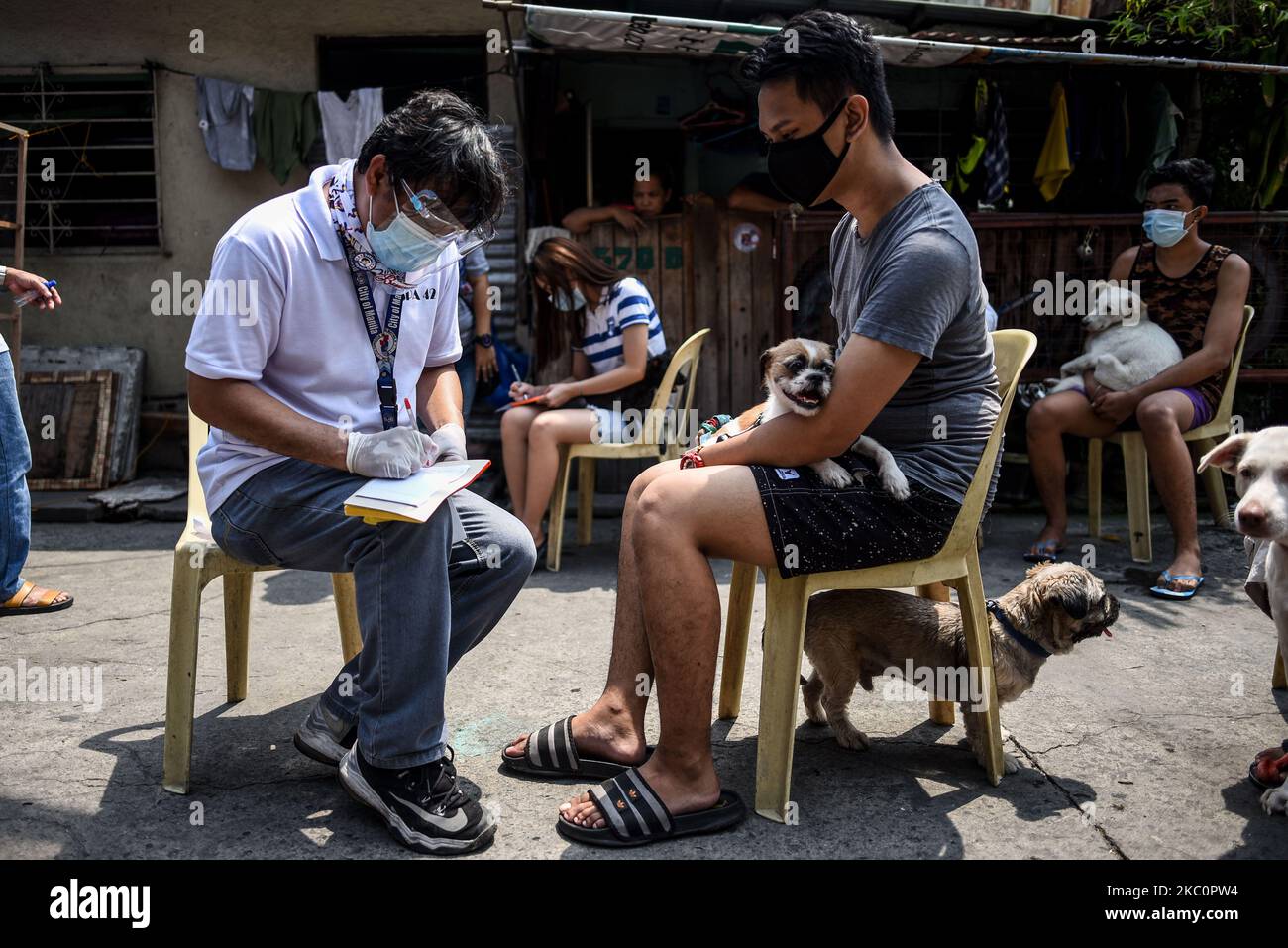 Les personnes qui portent leurs animaux font la queue pour avoir accès gratuitement au vaccin contre la rage et au vermifuges à l'occasion de la Journée mondiale de la rage à 28 septembre 2020, à Manille, aux Philippines.(photo de Lisa Marie David/NurPhoto) Banque D'Images