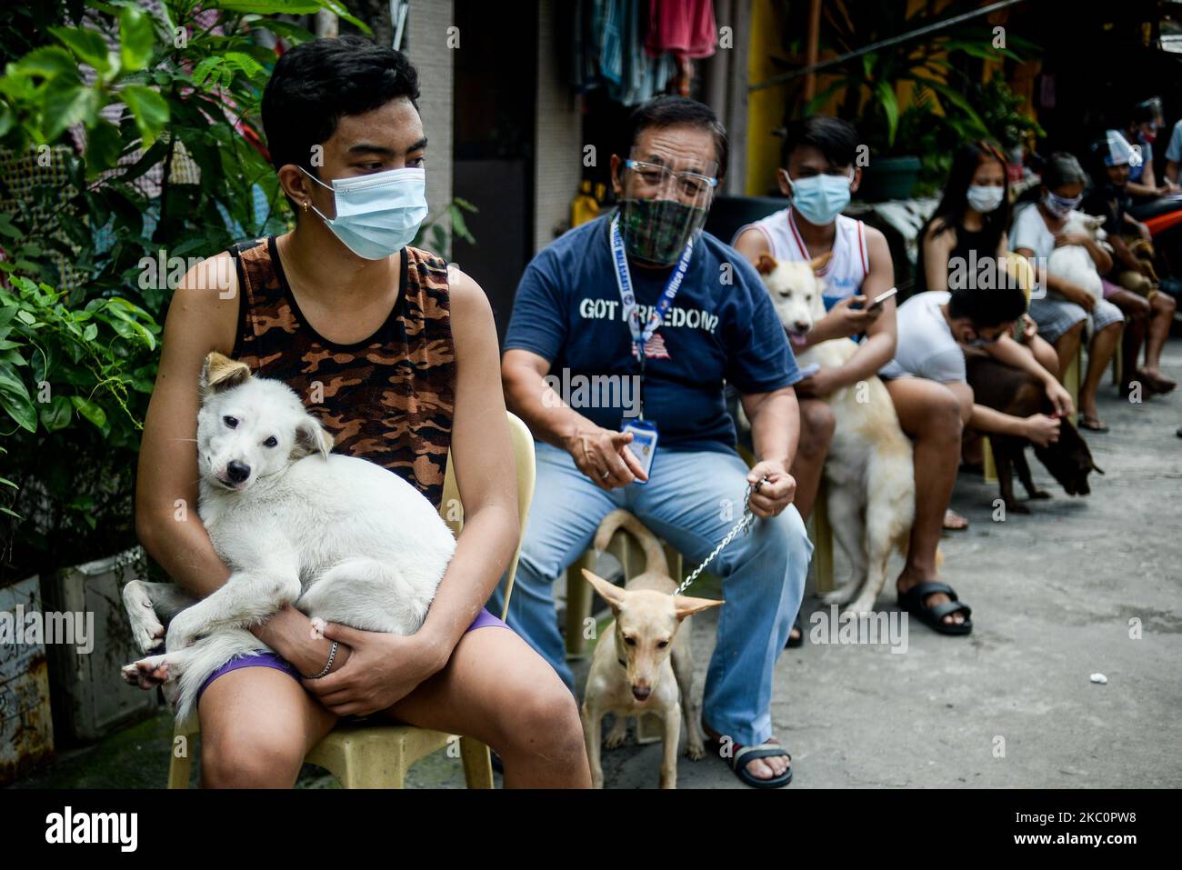 Les personnes qui portent leurs animaux font la queue pour avoir accès gratuitement au vaccin contre la rage et au vermifuges à l'occasion de la Journée mondiale de la rage à 28 septembre 2020, à Manille, aux Philippines.(photo de Lisa Marie David/NurPhoto) Banque D'Images
