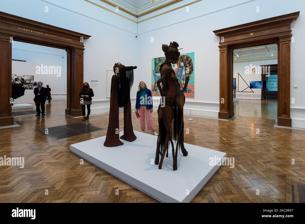 Un membre du personnel de la galerie regarde le « cœur sacré » et le « sentinel IV » de Wangechi Mutu lors d'un aperçu de la presse de l'exposition d'été 252nd à l'Académie royale des arts, sur 28 septembre 2020, à Londres, en Angleterre. L'exposition, qui, pour la première fois, est due à COVID-19, a lieu en automne entre le 6 octobre 2020 et le 3 janvier 2021, présente plus de 1000 œuvres dans une gamme de médias, par des artistes émergents et établis. (Photo de Wiktor Szymanowicz/NurPhoto) Banque D'Images