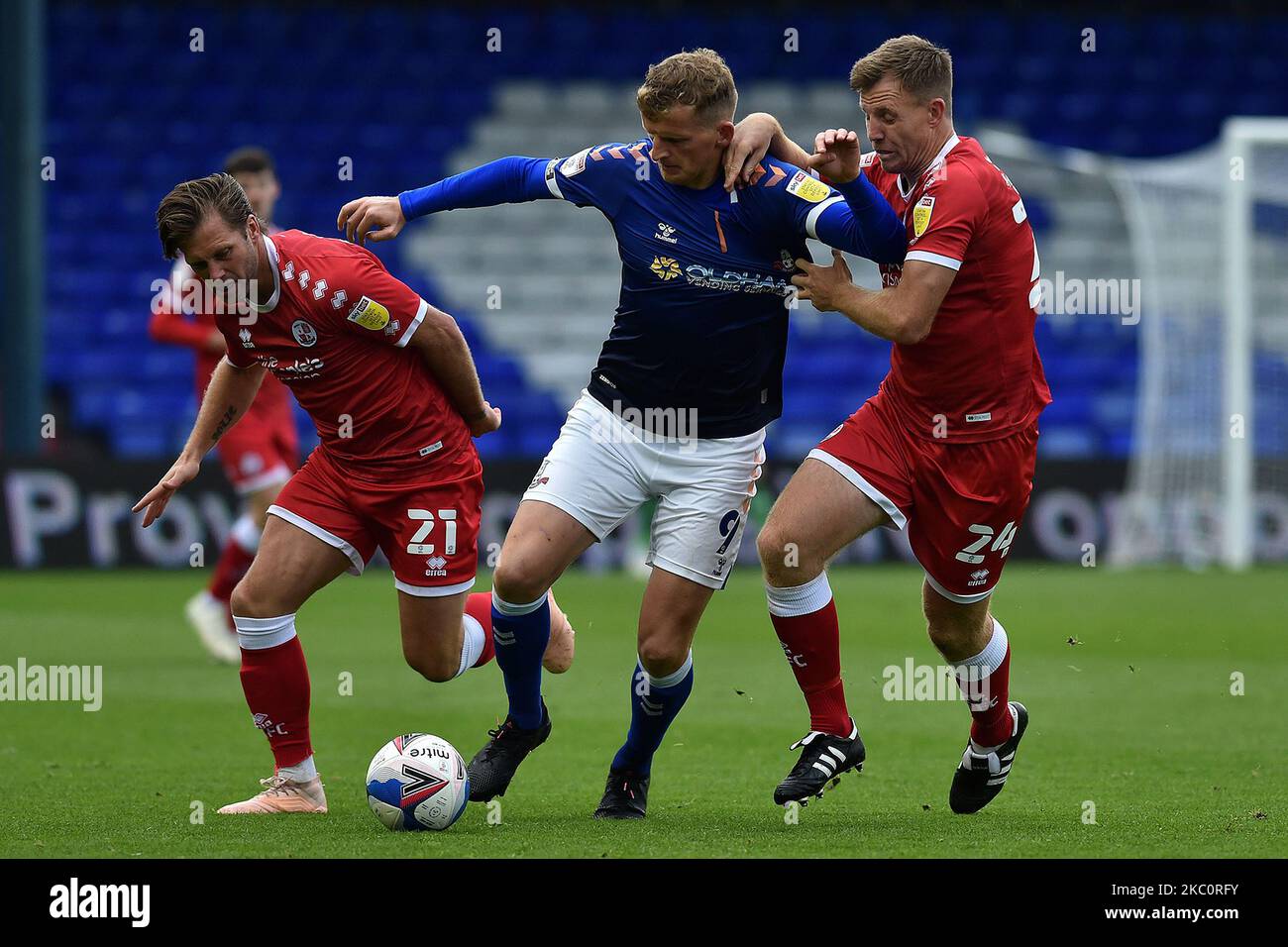 Danny Rowe d'Oldham et Dannie Bulman et Tony Craig de Crawley Town en action lors du match de Sky Bet League 2 entre Oldham Athletic et Crawley Town à Boundary Park, Oldham, Angleterre, le 26th septembre 2020. (Photo d'Eddie Garvey/MI News/NurPhoto) Banque D'Images