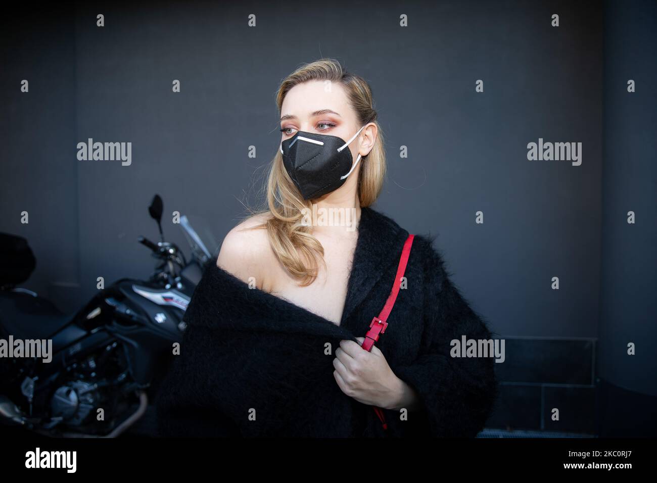 Katherine Langford participe au défilé de mode Valentino lors de la semaine de la mode de Milan Printemps/été 2021 sur 27 septembre 2020 à Milan, Italie (photo d'Alessandro Bremec/NurPhoto) Banque D'Images