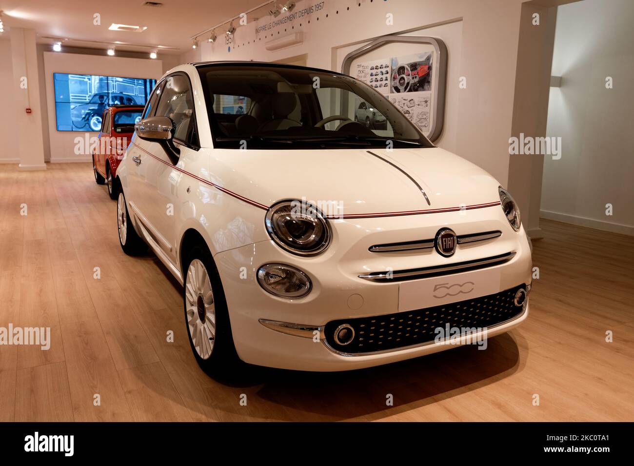 Fiat présente sa nouvelle voiture écologique FIAT 500 hybride dans son salon de Paris - 26 septembre 2020, Paris. (Photo de Daniel Pier/NurPhoto) Banque D'Images