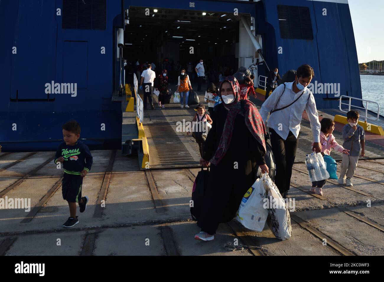 Des migrants et des réfugiés arrivent au port de Lavrio à bord du ferry Blue Star Chios depuis les îles de Lesvos, Chios, Samos, Leros et Kos, dans la mer Égée orientale. Ils seront transportés vers des logements adaptés en Grèce continentale. À Lavrio, Grèce, sur 29 septembre. 2020. (Photo de Nicolas Koutsokostas/NurPhoto) Banque D'Images
