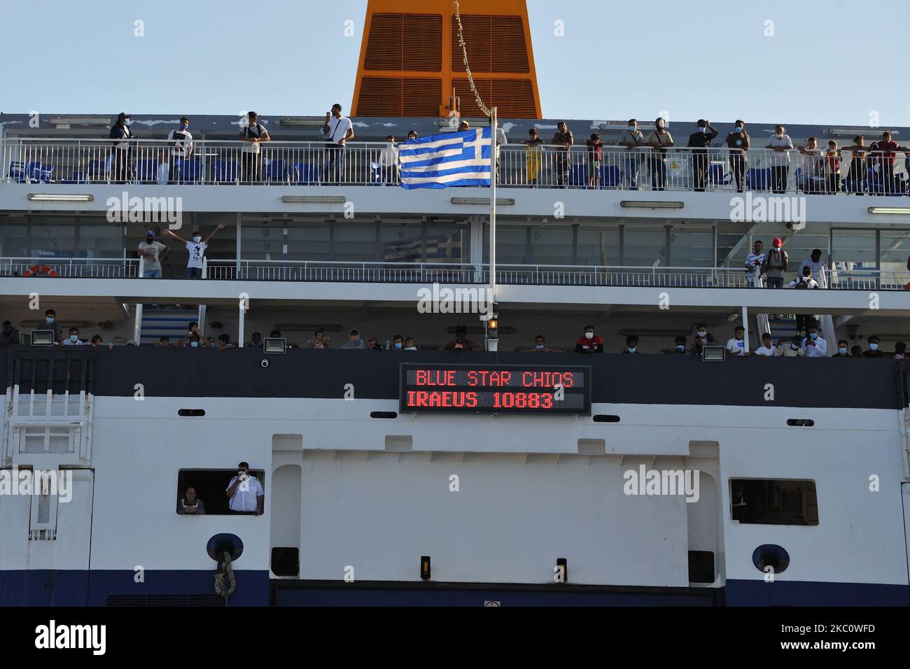 Des migrants et des réfugiés arrivent au port de Lavrio à bord du ferry Blue Star Chios depuis les îles de Lesvos, Chios, Samos, Leros et Kos, dans la mer Égée orientale. Ils seront transportés vers des logements adaptés en Grèce continentale. À Lavrio, Grèce, sur 29 septembre. 2020. (Photo de Nicolas Koutsokostas/NurPhoto) Banque D'Images