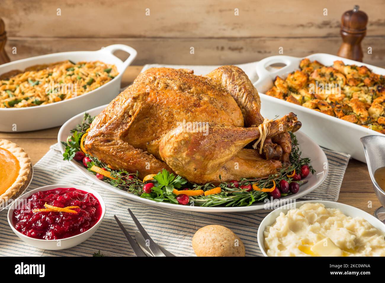 Dinde rôtie maison pour Thanksgiving avec tous les côtés Banque D'Images