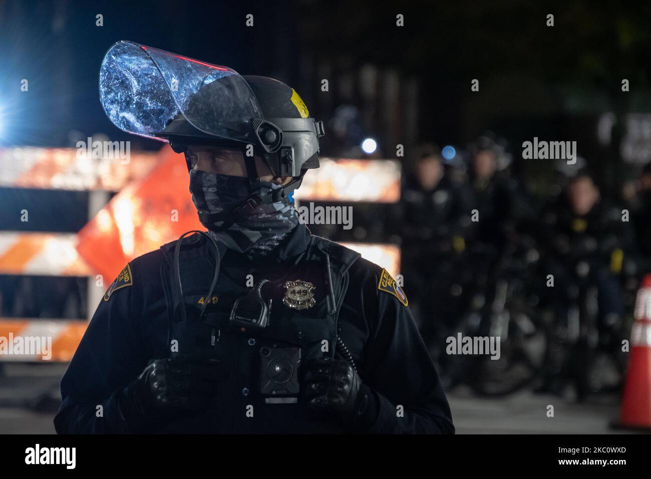 Plusieurs centaines de personnes noires comptent des manifestants rassemblés en dehors du premier débat présidentiel à Cleveland, Ohio, sur 29 septembre 2020. Les manifestants ont défilé à l'université case Western Reserve pour une brève marche avant de se disperser où une plus petite manifestation s'est formée plus tard en dehors de la clinique de Cleveland où le débat était accueilli. La présence de la police a été notable avec des officiers habillés en tenue anti-émeute. La Garde nationale était également présente, offrant une sécurité accrue. Les manifestants sont restés paisibles toute la nuit. (Photo par Adam J. Dewey/NurPhoto) Banque D'Images