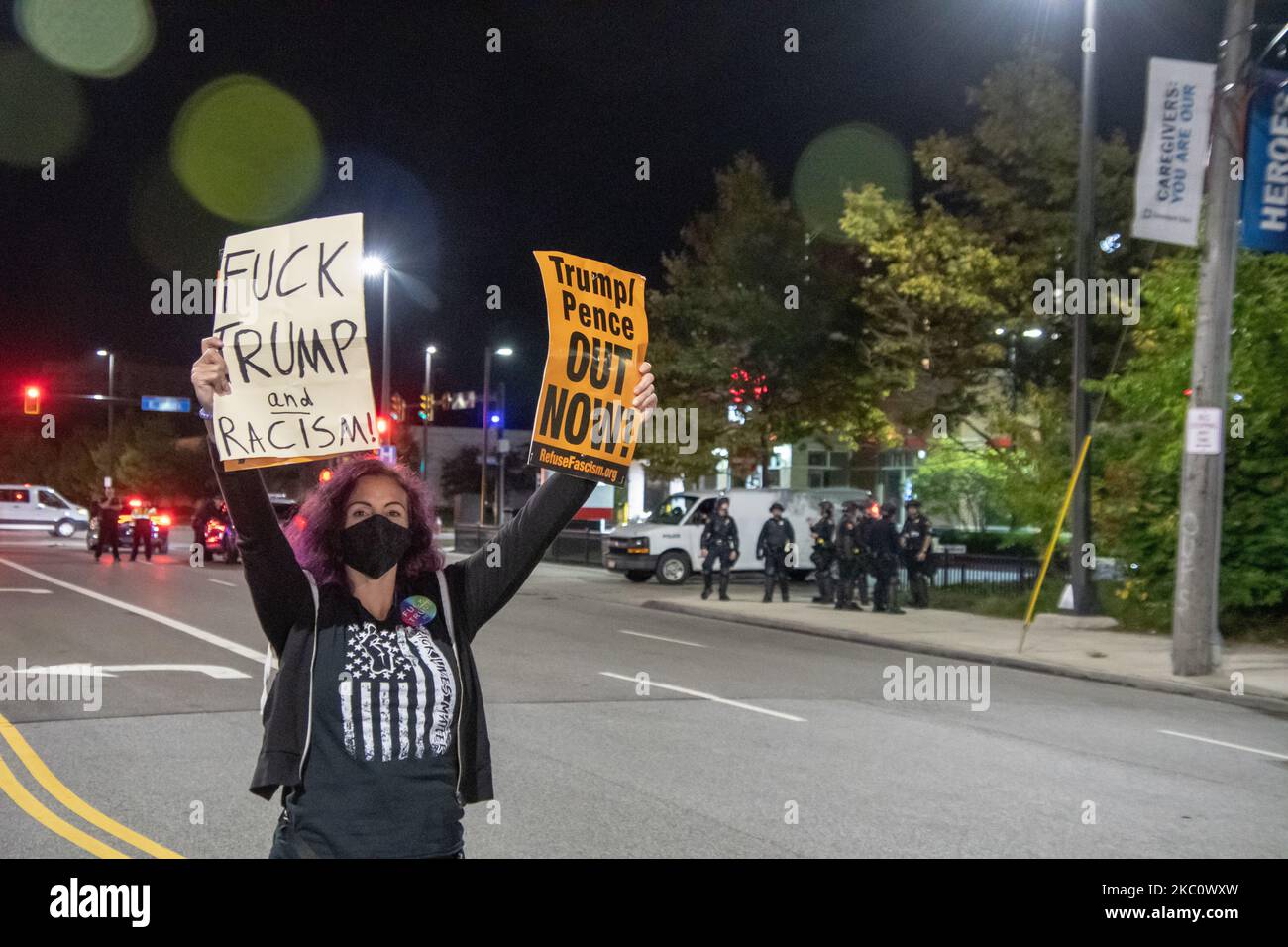 Plusieurs centaines de personnes noires comptent des manifestants rassemblés en dehors du premier débat présidentiel à Cleveland, Ohio, sur 29 septembre 2020. Les manifestants ont défilé à l'université case Western Reserve pour une brève marche avant de se disperser où une plus petite manifestation s'est formée plus tard en dehors de la clinique de Cleveland où le débat était accueilli. La présence de la police a été notable avec des officiers habillés en tenue anti-émeute. La Garde nationale était également présente, offrant une sécurité accrue. Les manifestants sont restés paisibles toute la nuit. (Photo par Adam J. Dewey/NurPhoto) Banque D'Images