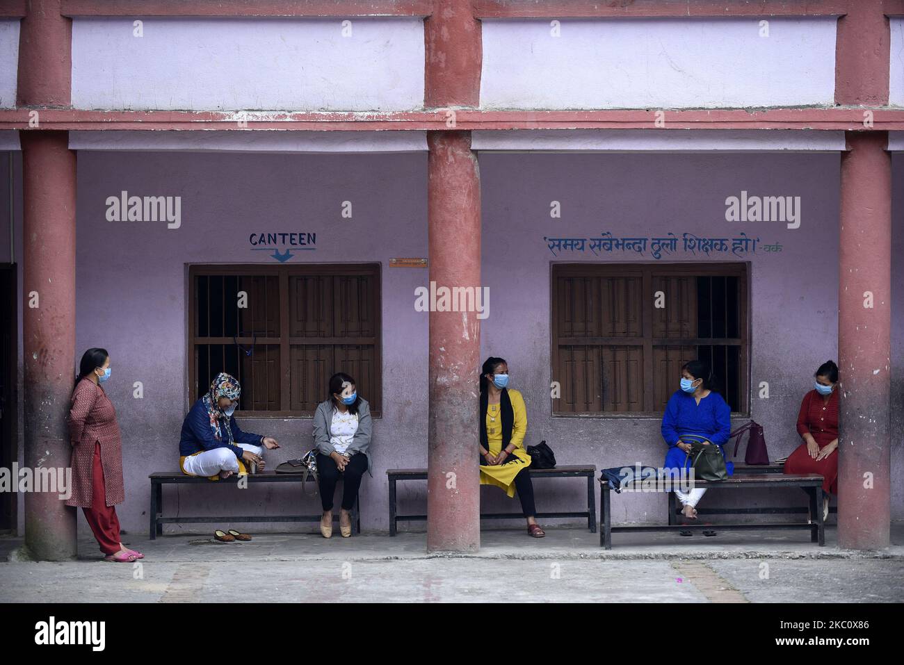 Enseignants de l'école primaire de Prabhat Madhyamik Vidhyalaya, une école basée sur le gouvernement pour enseigner dans les classes avec le masque facial après six mois de fermeture complète en raison de la crainte de la pandémie de COVID-19 à Thankot, Katmandou, Népal sur 30 septembre 2020. Les écoles ont commencé à reprendre leurs cours avec des mesures de sécurité appropriées et des directives standard concernant les décisions des autorités locales. (Photo de Narayan Maharajan/NurPhoto) Banque D'Images