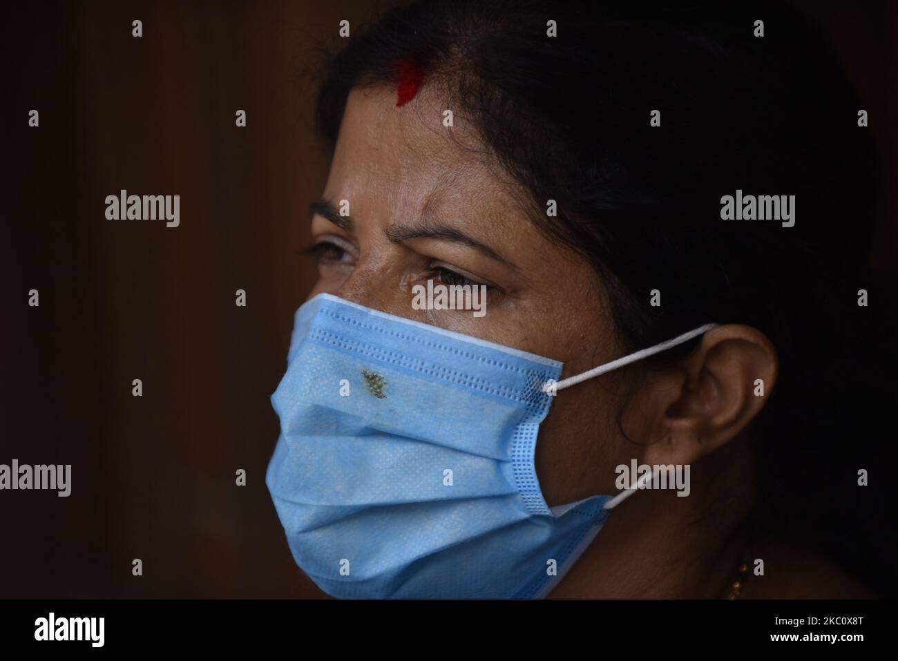 Un enseignant de l'école primaire de Prabhat Madhyamik Vidhyalaya, une école basée sur le gouvernement pour enseigner dans les classes avec le masque facial après six mois de fermeture complète en raison de la crainte de la pandémie de COVID-19 à Thankot, Katmandou, Népal sur 30 septembre 2020. Les écoles ont commencé à reprendre leurs cours avec des mesures de sécurité appropriées et des directives standard concernant les décisions des autorités locales. (Photo de Narayan Maharajan/NurPhoto) Banque D'Images