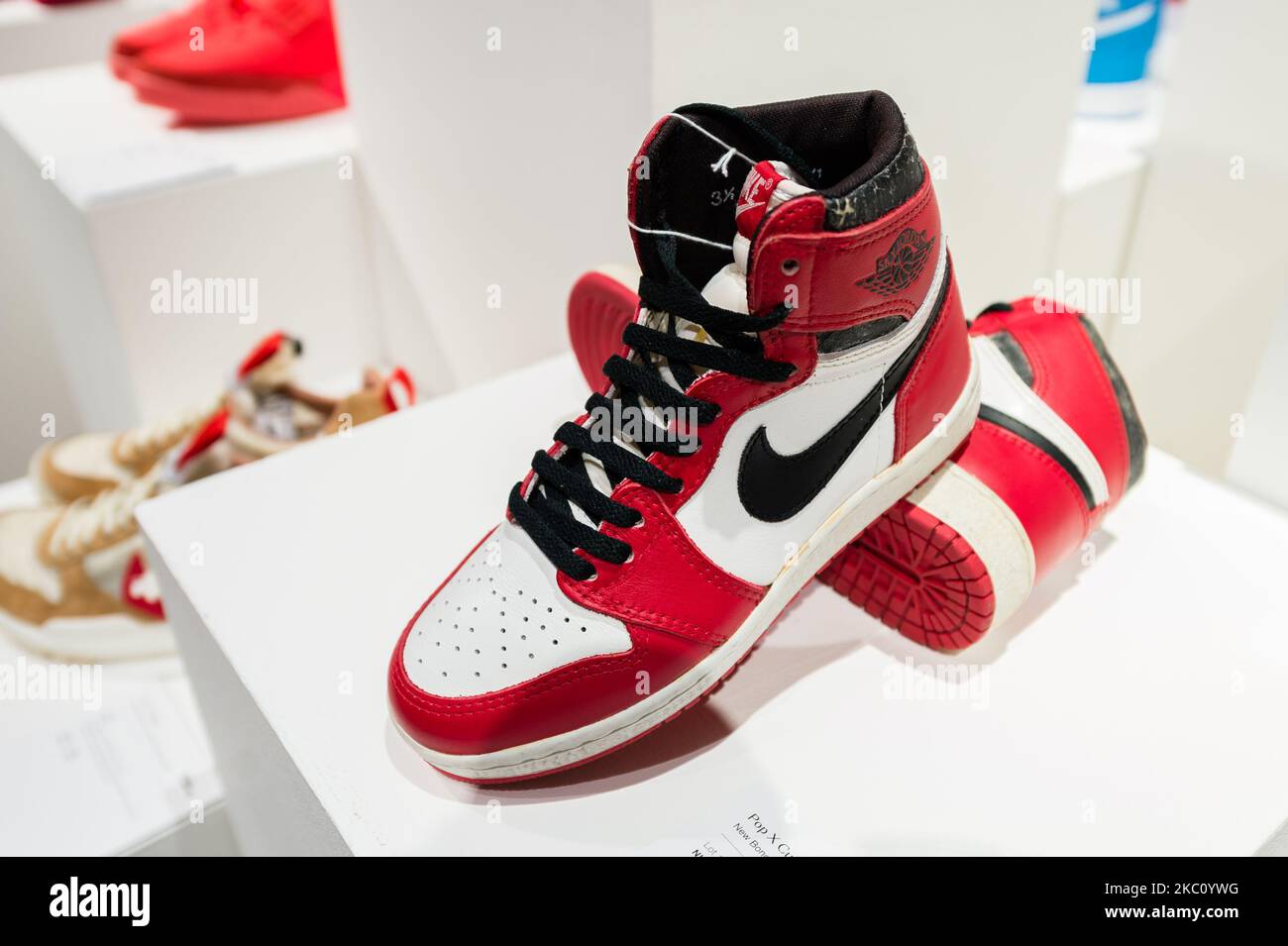 Une paire de Nike Sky Jordan 1, 1985, avec des couleurs blanc, noir et  rouge Chicago Bulls (prix de vente estimé de £14 000 à 16 000) est exposée  lors d'un appel