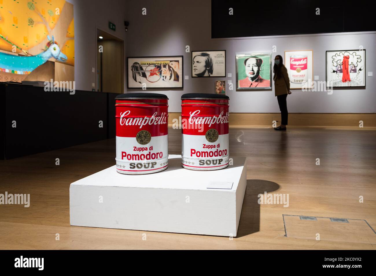 Une paire de tabourets Omaggio A:Warhol, vers 1973, de Studio Simon (prix de vente estimé £2 000 - 3 000) sont exposés lors d'un appel photo pour la vente de Bonhams Pop x Culture, sur 01 octobre 2020 à Londres, Angleterre. (Photo de Wiktor Szymanowicz/NurPhoto) Banque D'Images
