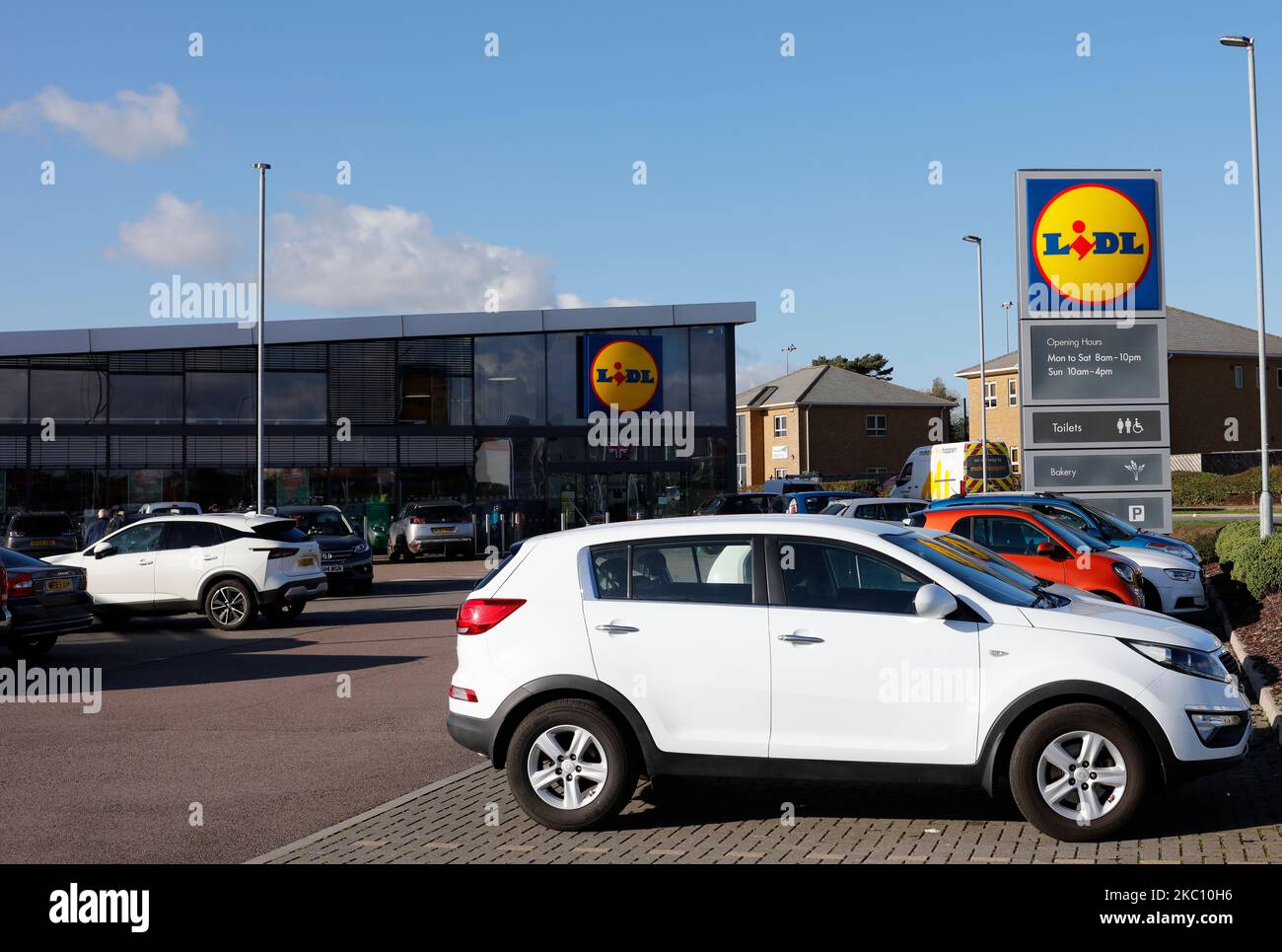 Voitures SUV de classe moyenne et d'après-vente garées pendant que vous faites du shopping au Lidl Super Market Store Banque D'Images