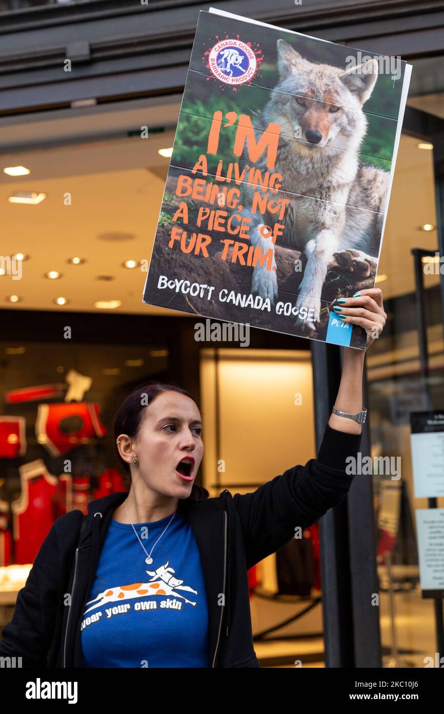 Les membres de la société sans fourrure de Londres protestent contre la cruauté envers les animaux dans l'industrie de la mode devant la boutique de l'OIE du Canada - savent pour son utilisation de la fourrure et des plumes d'animaux à Londres, en Angleterre, sur 1 octobre 2020. (Photo par Dominika Zarzycka/NurPhoto) Banque D'Images